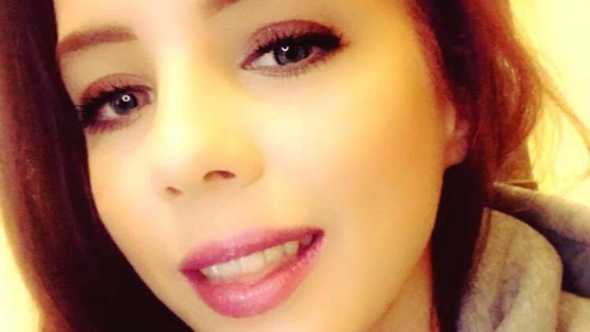 isi cumparase o rochie pentru balul de absolvire insa nu s a mai dus pentru ca toti colegii isi