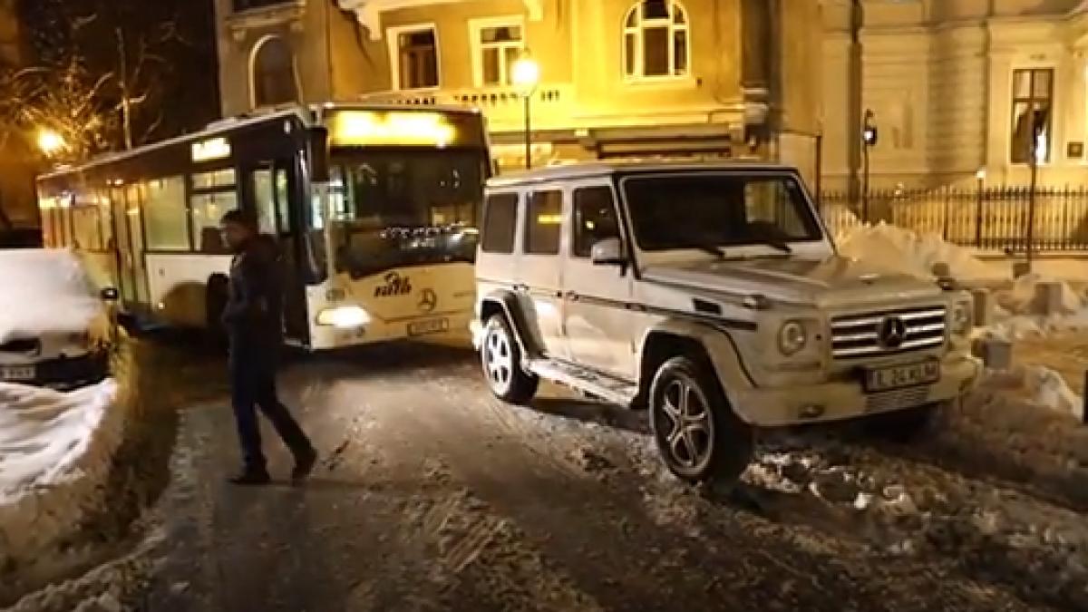 zeci de autobuze si masini blocate din cauza unui sofer care a parcat neregulamentar