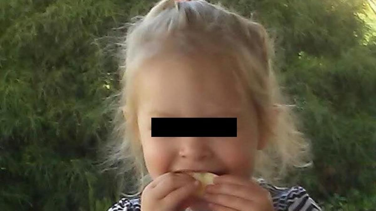 au fost in casa unor rude cand una dintre fetite s a prabusit la scurt timp sora ei mai mica a