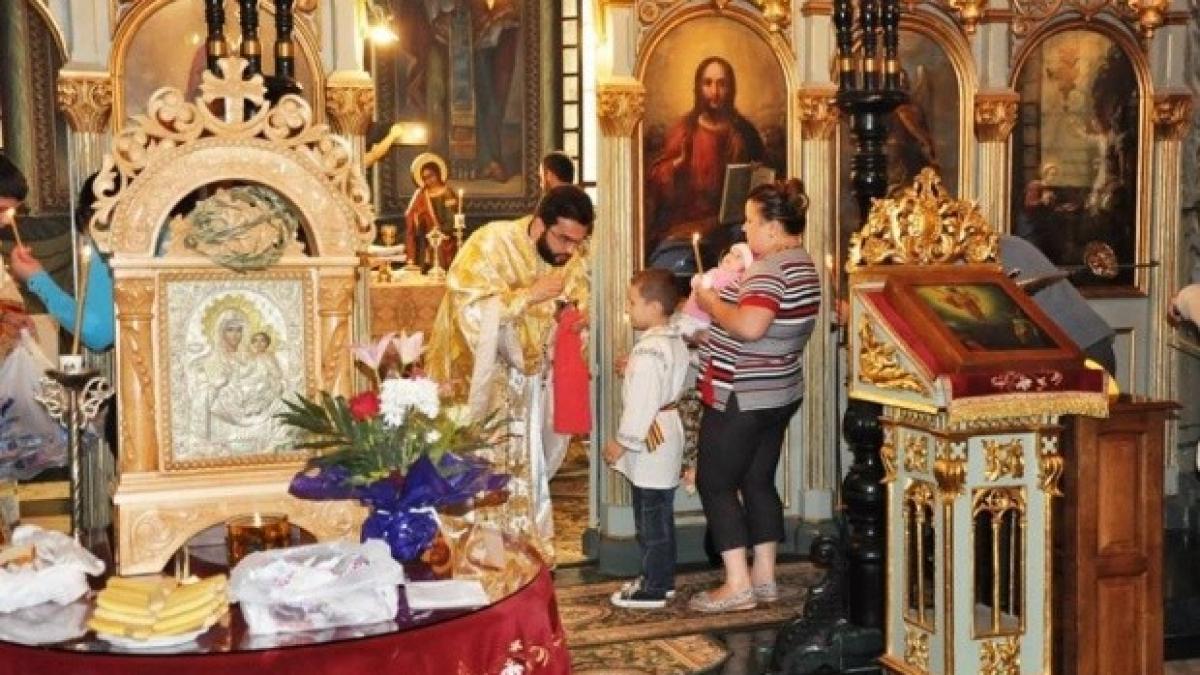 fenomen inexplicabil intr o biserica din romania toti cei care intra aici