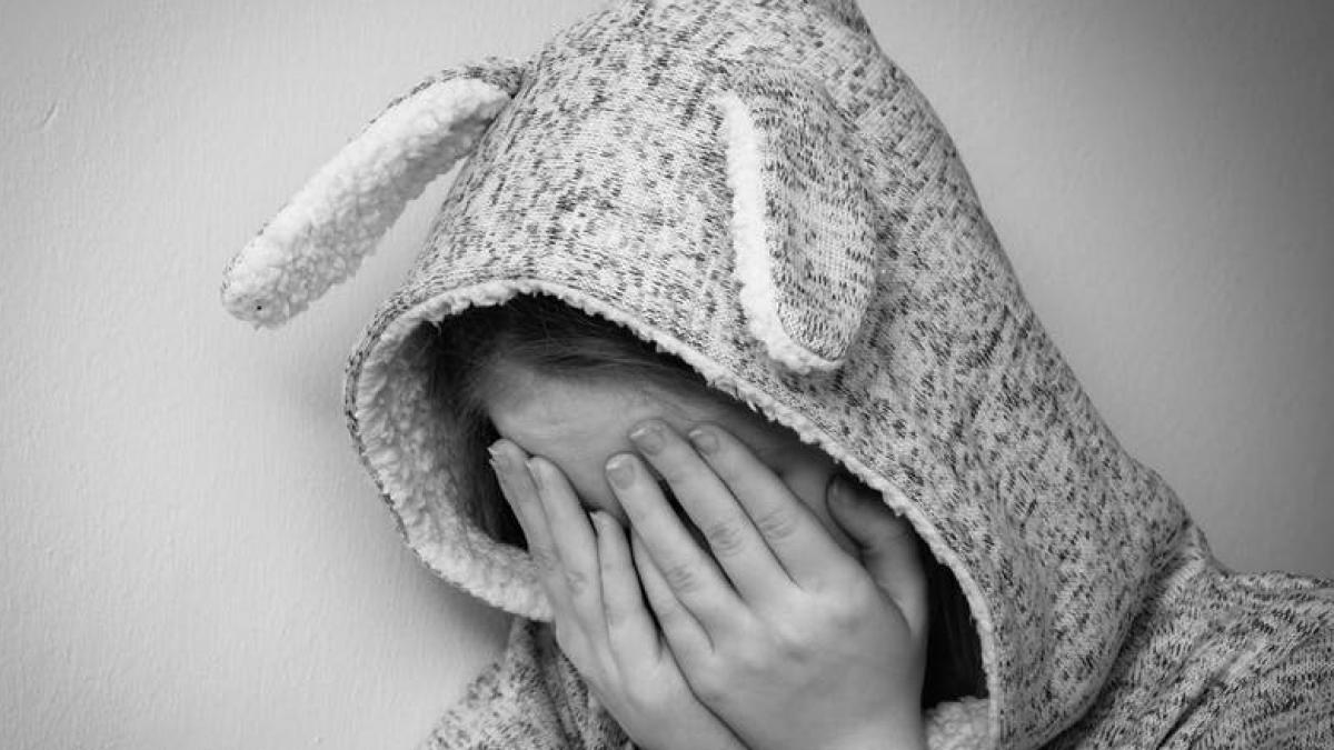 o copila din vaslui obligata de propria mama sa cerseasca pe strada la 10 grade