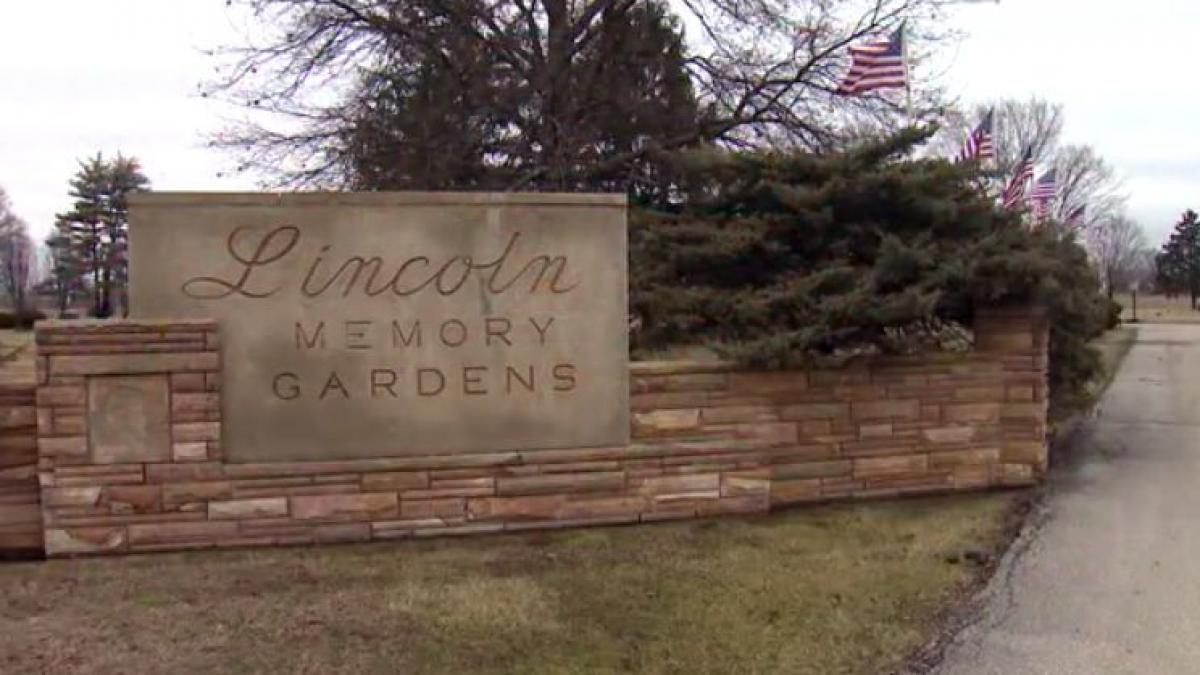 s a dus la cimitir sa si inmormanteze mama langa tatal sau dar cand groparii au sapat mormantul a