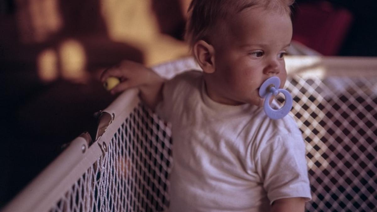 s a uitat pe camera de supraveghere sa vada ce face fetita sa si a ramas socata nu i a venit sa