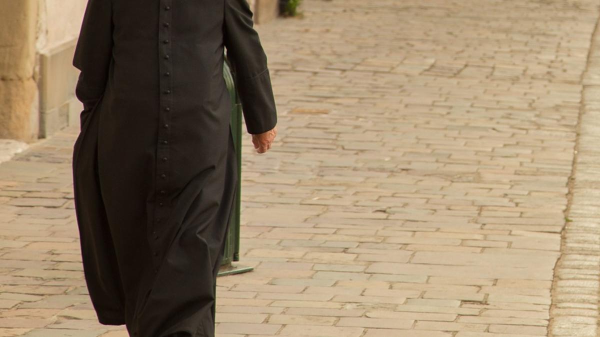 un preot din timis i a dat un pumn unui politist care il oprise omul legii l a invitat la sectie si