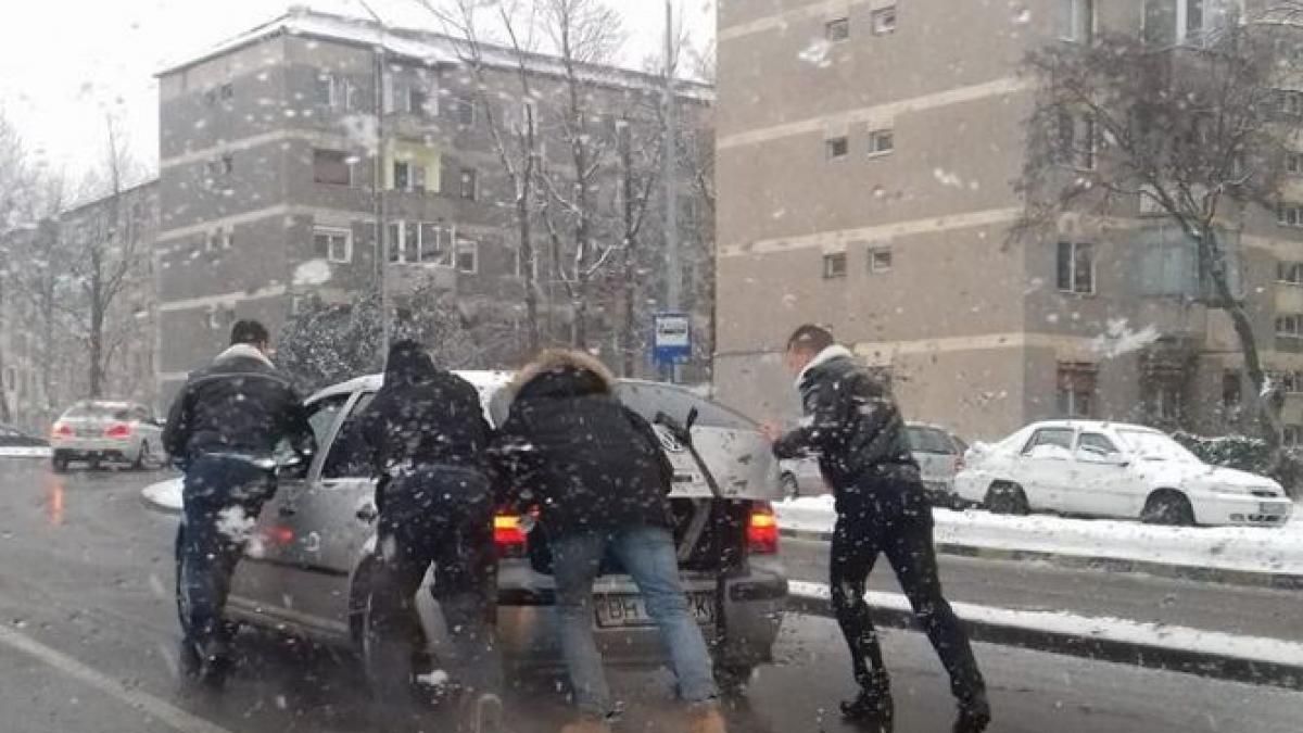 ce au facut doi politisti din oradea cand au vazut un sofer ramas in pana foto