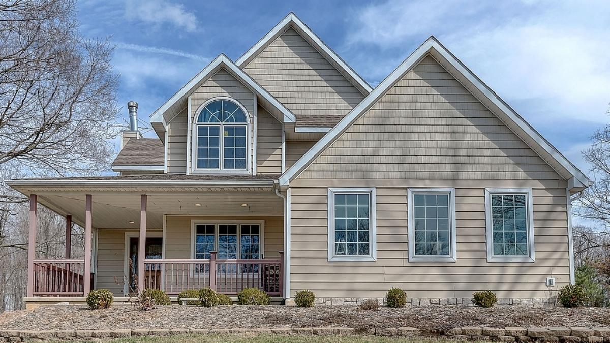 descoperire socanta facuta de doi tineri ce au gasit in peretii casei in care abia se mutasera