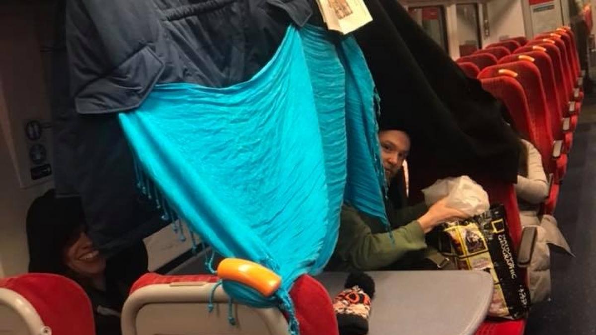 reactia unor tineri cand au aflat ca trenul a ramas blocat in zapada cand s a intunecat