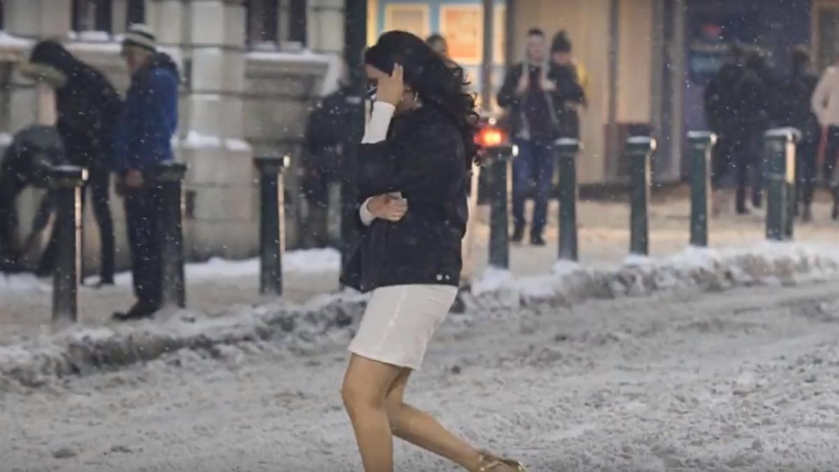 in rochii si sandale pe ger vremea extrema nu le a tinut in case pe tinerele din marea britanie