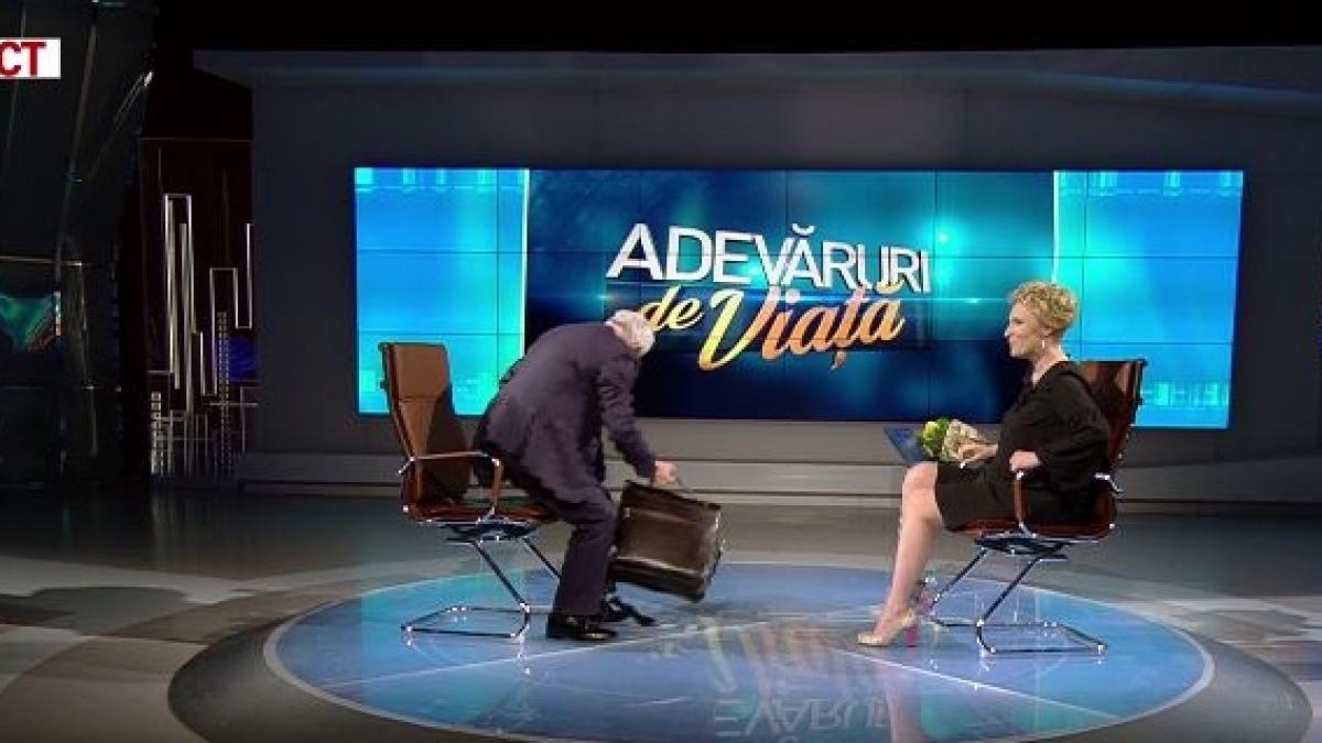 moment inedit in studioul antena 3 petre daea i a aratat danei chera ce are in servieta de care nu