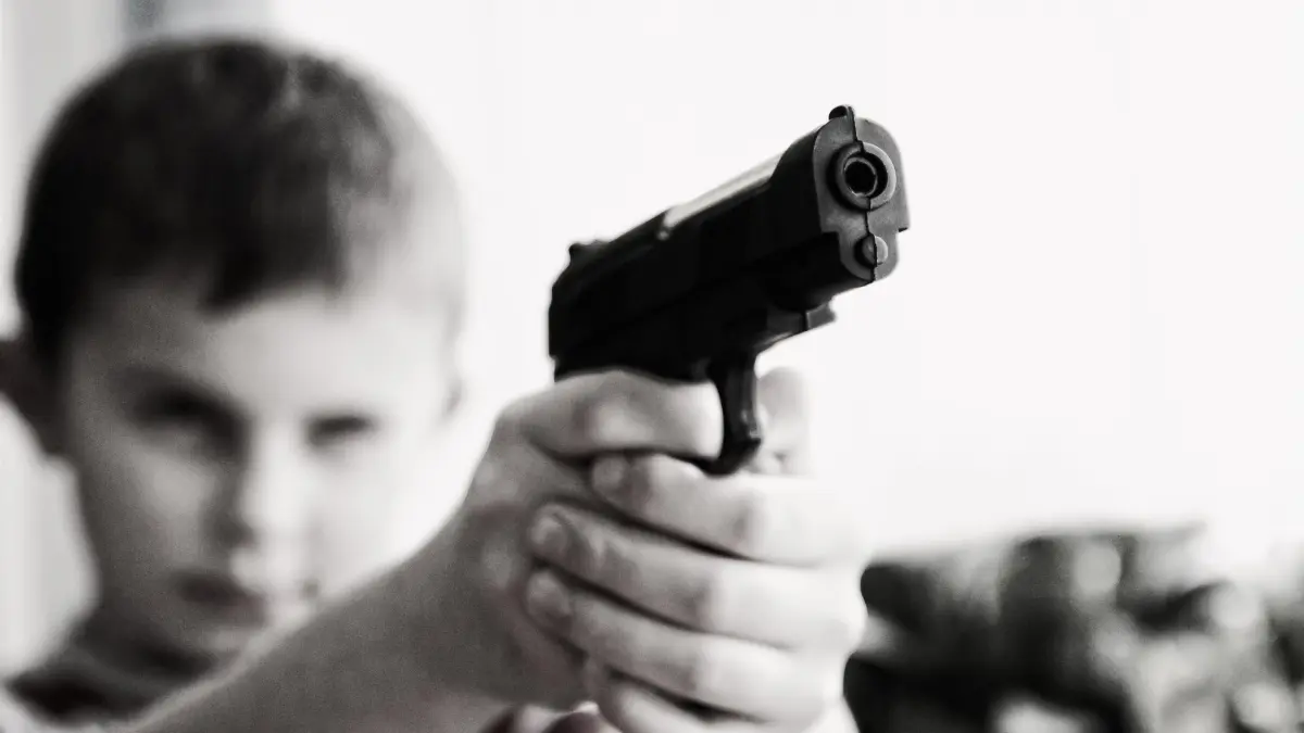 a intrat cu un pistol intr o scoala din craiova si a tras spre o colega care e starea elevei