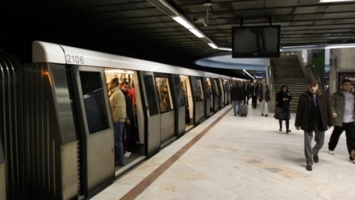 aglomeratie la metrou metrorex un tren a avut probleme tehnice la usi