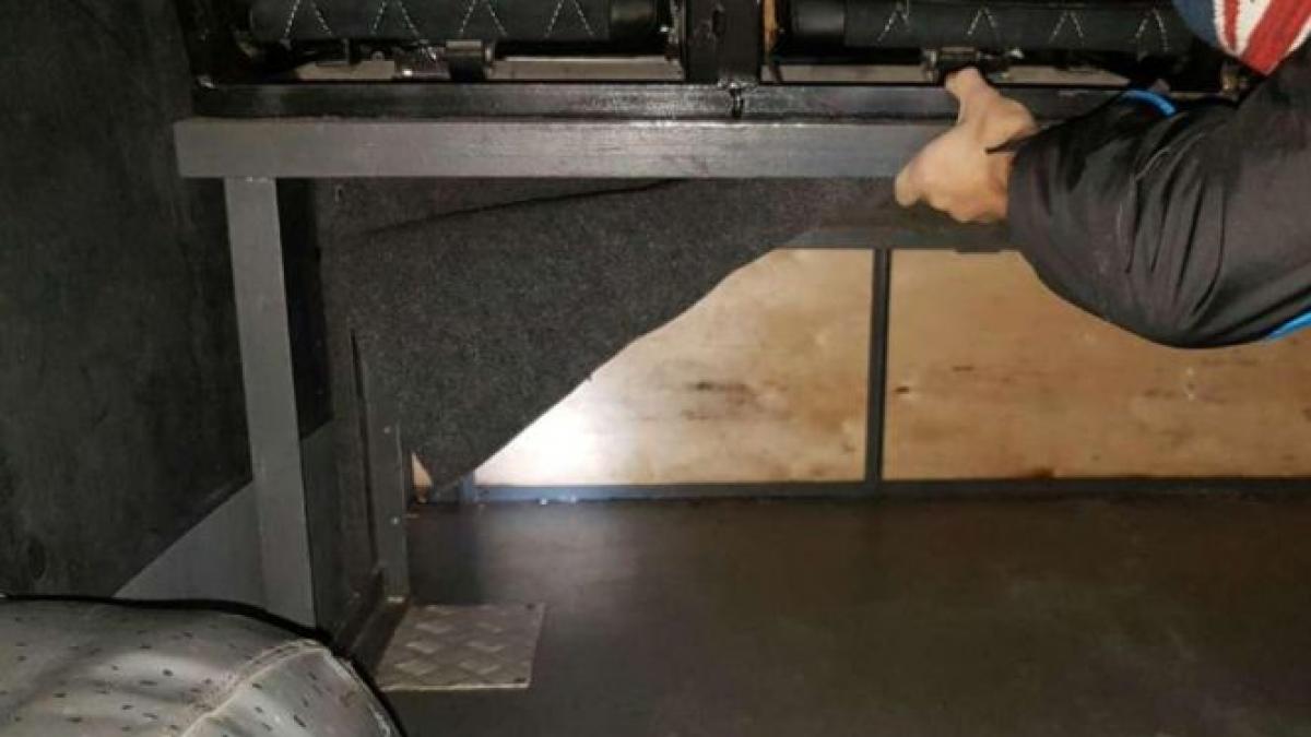 descoperirea facuta de politistii de frontiera romani sub bacheta unui microbuz