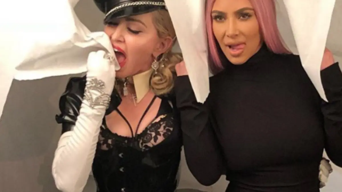 kim kardashian cu posteriorul la vedere iar madonna intr un costum obraznic de latex imaginile