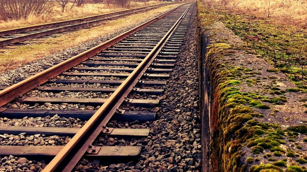 motivul pentru care caile ferate sunt umplute cu pietre ascutite