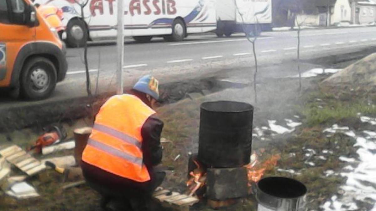 asfaltare ca in evul mediu in arad drumarii au facut focul pe marginea drumului au pus smoala intr