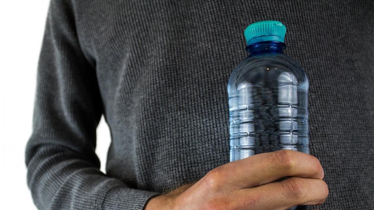 cat de periculos este sa reutilizezi o sticla de plastic