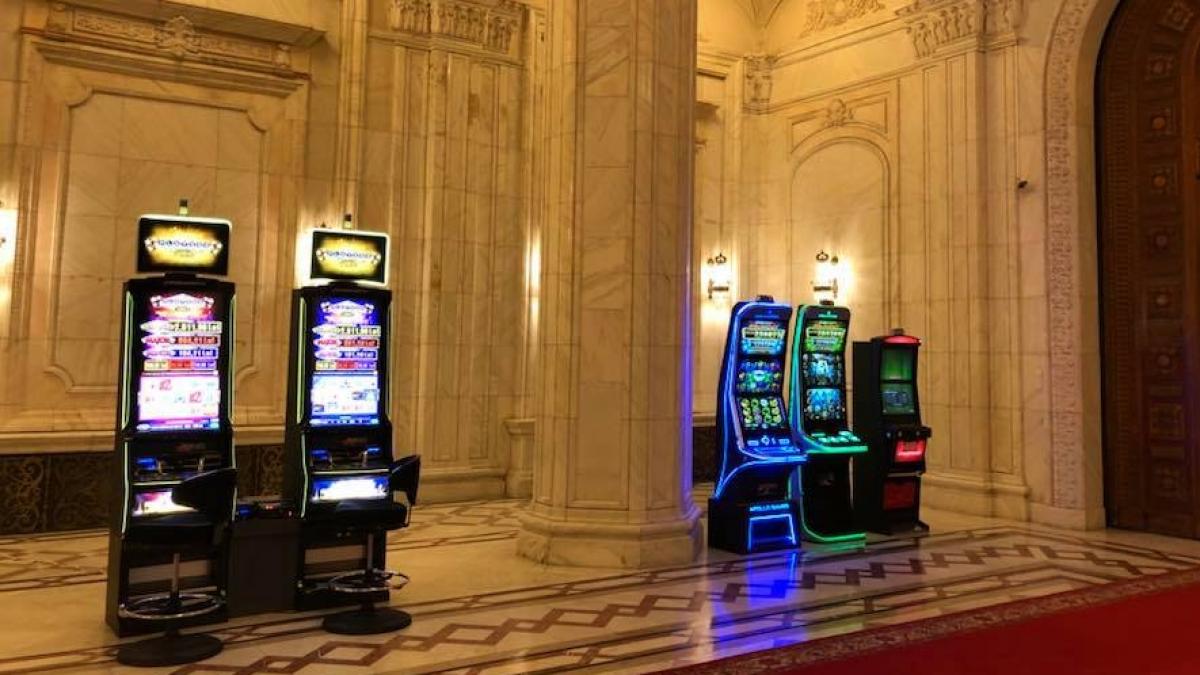 imagine uluitoare in palatul parlamentului au fost instalate pacanele