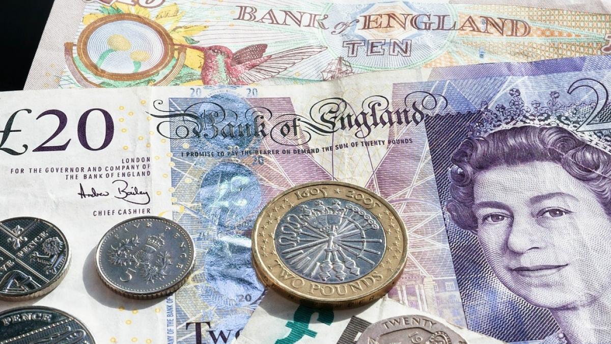 un clujean i a dat bani unui englez care cersea la londra iar apoi l a urmarit banuiala i s a