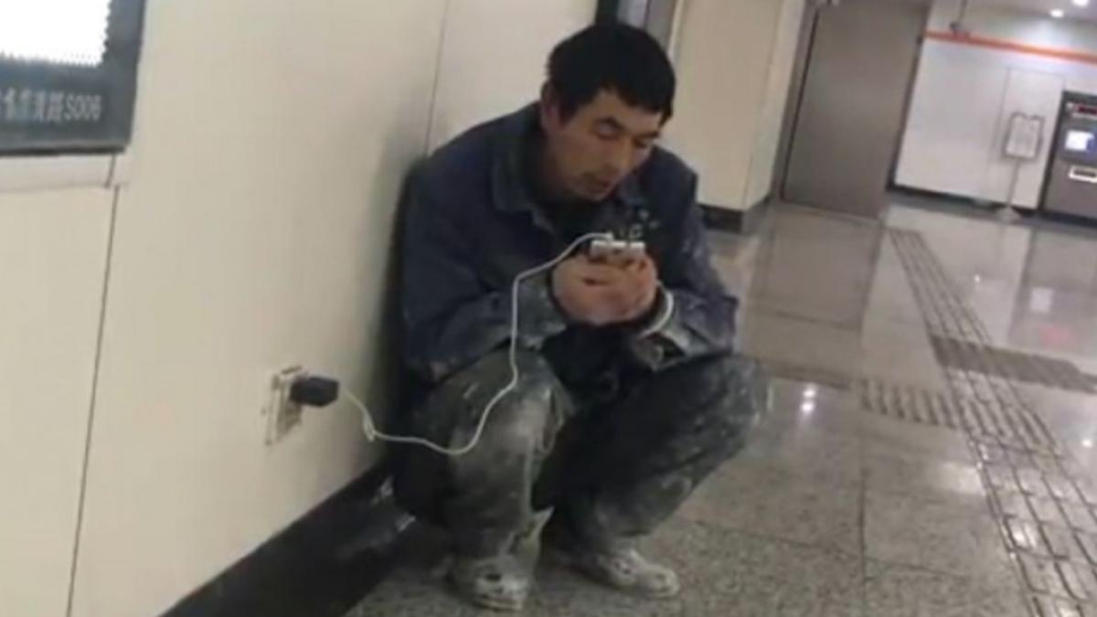 vedeau in fiecare seara un barbat stand la metrou pe jos initial toti au crezut ca vrea sa