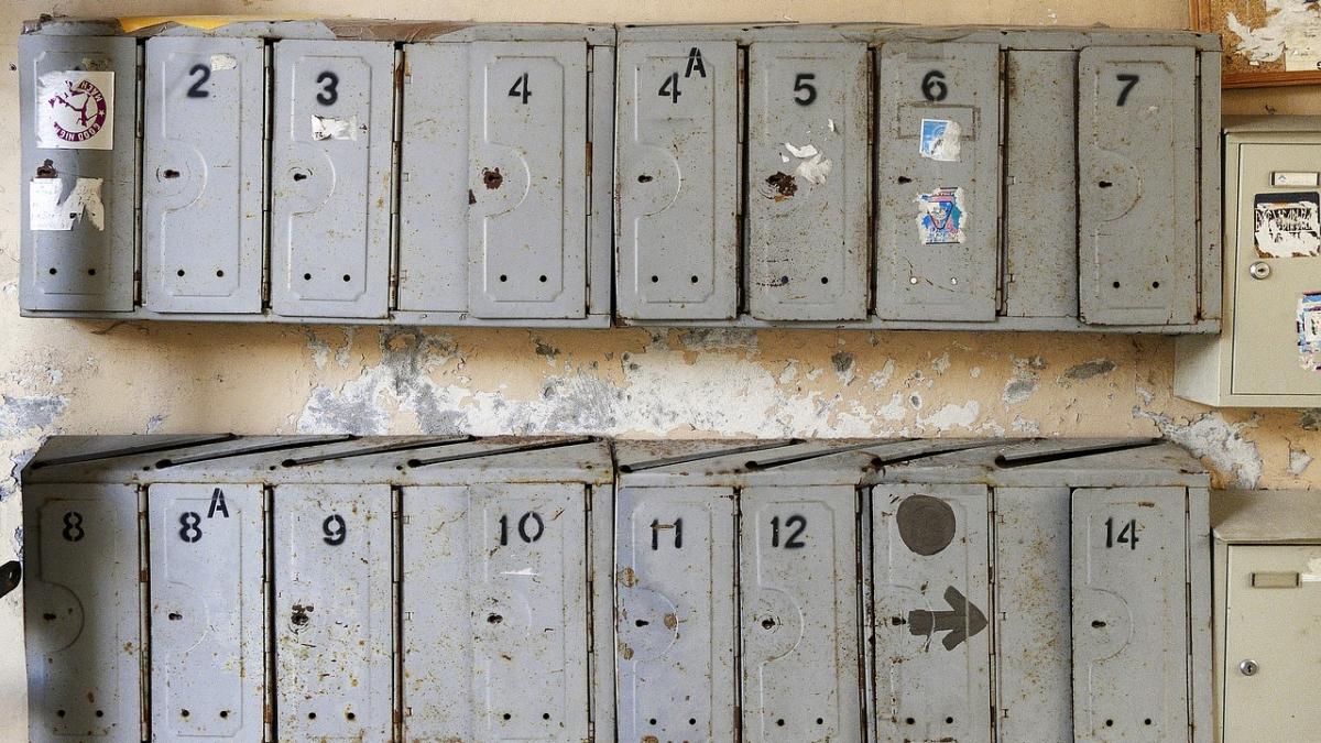 a vazut un semn ciudat pe cutia postala si atunci a inteles totul trebuie sa suni imediat la