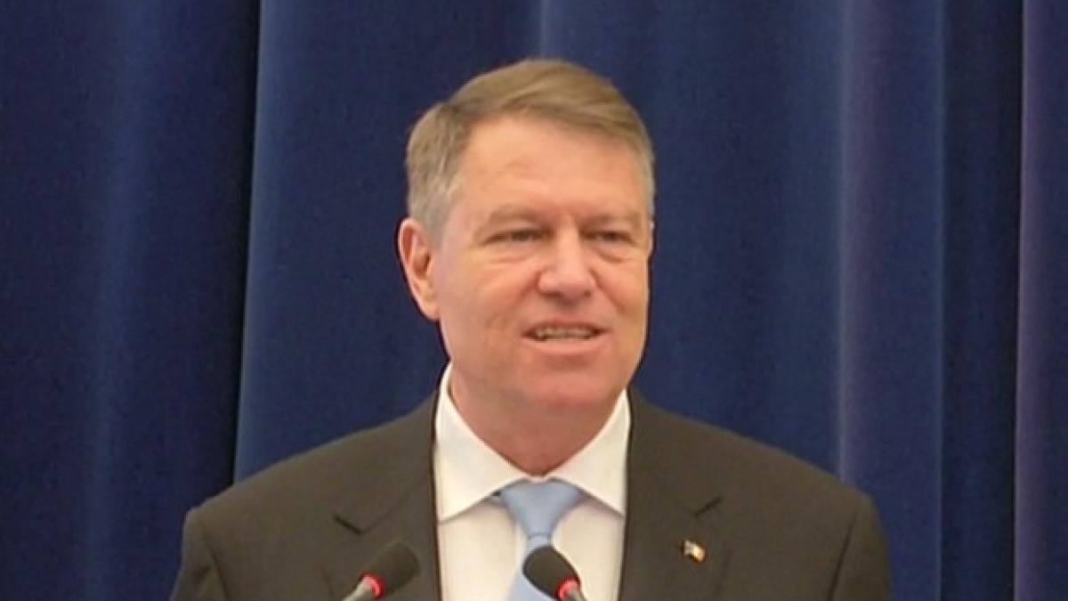 cei doi militari romani raniti in afganistan decorati de klaus iohannis
