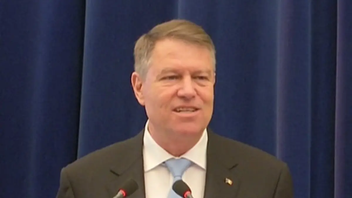 cei doi militari romani raniti in afganistan decorati de klaus iohannis