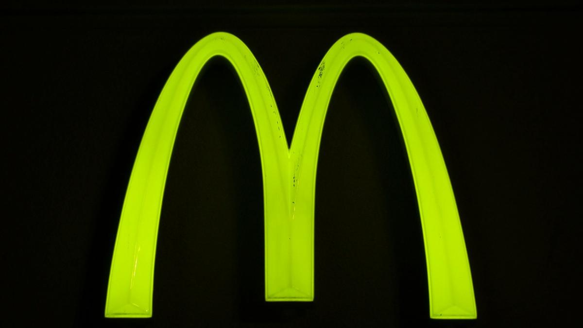 mcdonalds isi intorce arcurile pentru ziua femeii