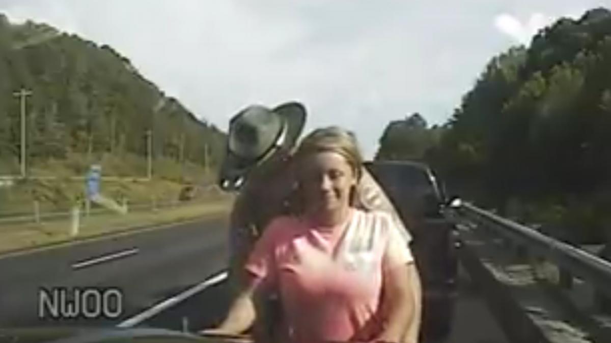 video aceasta femeie a fost revoltata de controlul corporal facut de politist ii dati dreptate