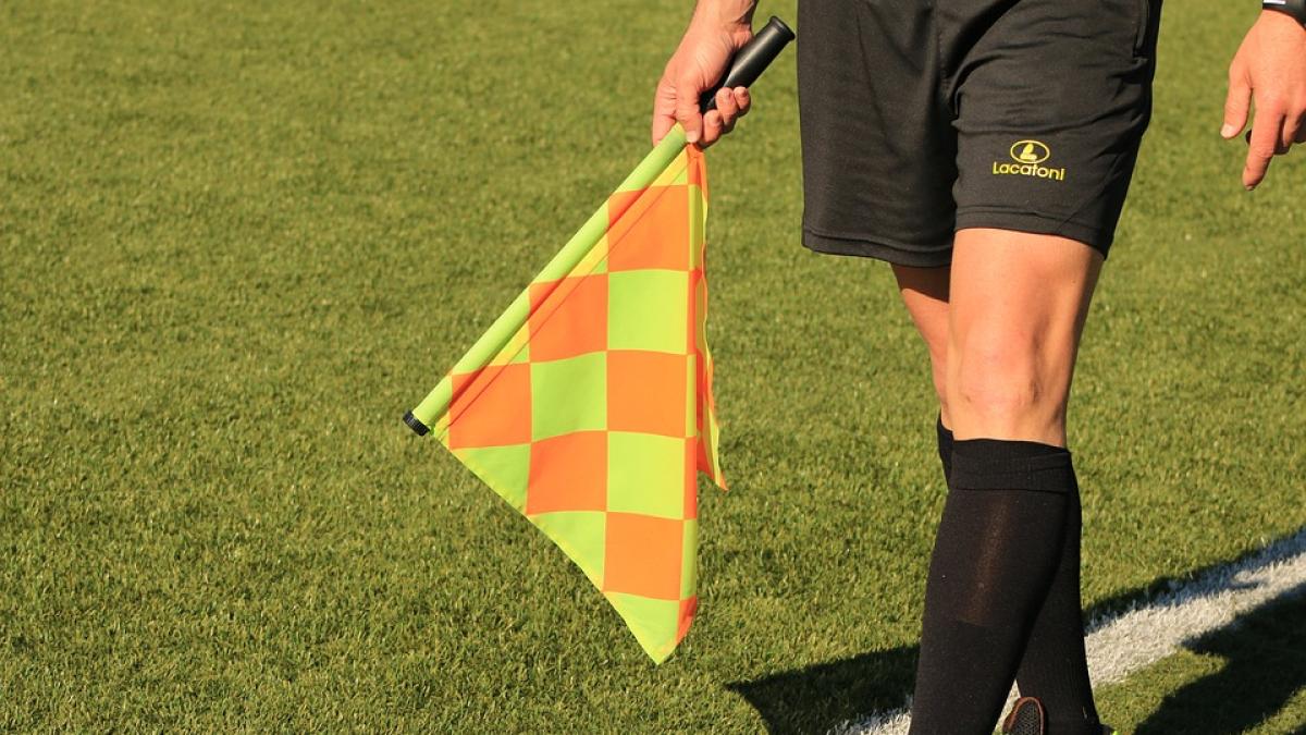 jucator ucis de arbitru la un meci de fotbal
