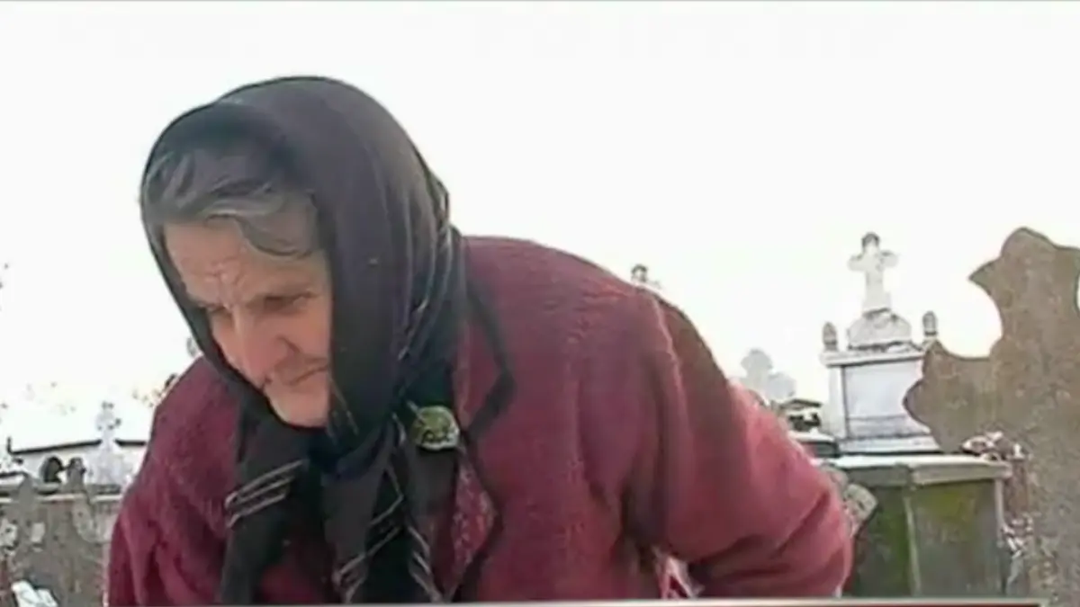 tanti florica are 80 de ani si a ramas singura pe lume ingrijeste morminte ca sa nu moara de foame