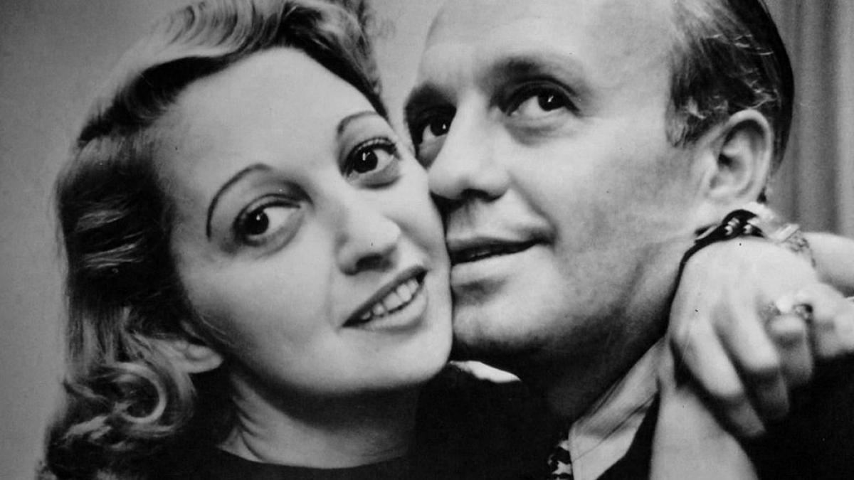 timp de noua ani a primit un trandafir in fiecare zi de la sotul ei faimos care murise povestea