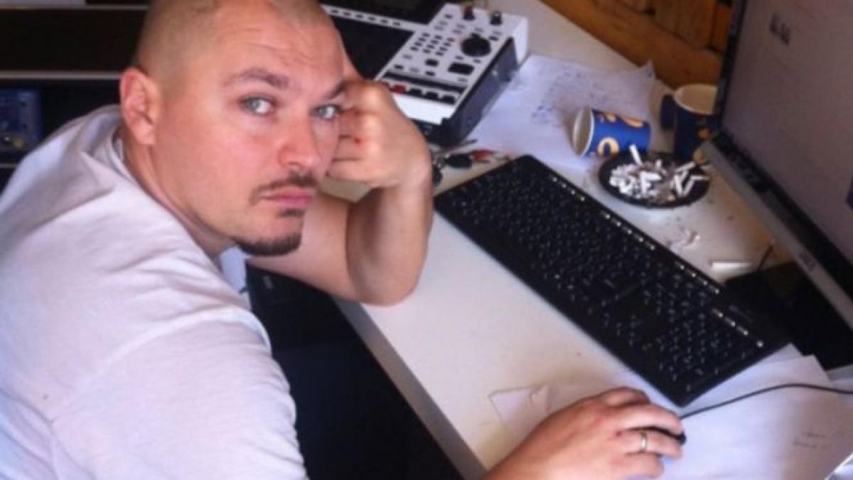 unul dintre apropiatii artistului puya a fost injunghiat in urma unui scandal intre interlopi