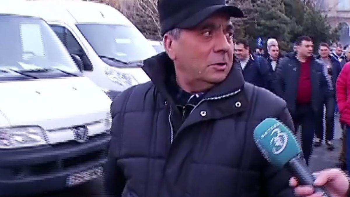 zeci de sustinatori adusi cu autocarele pentru congresul psd e treaba lor ce se intampla aici noi