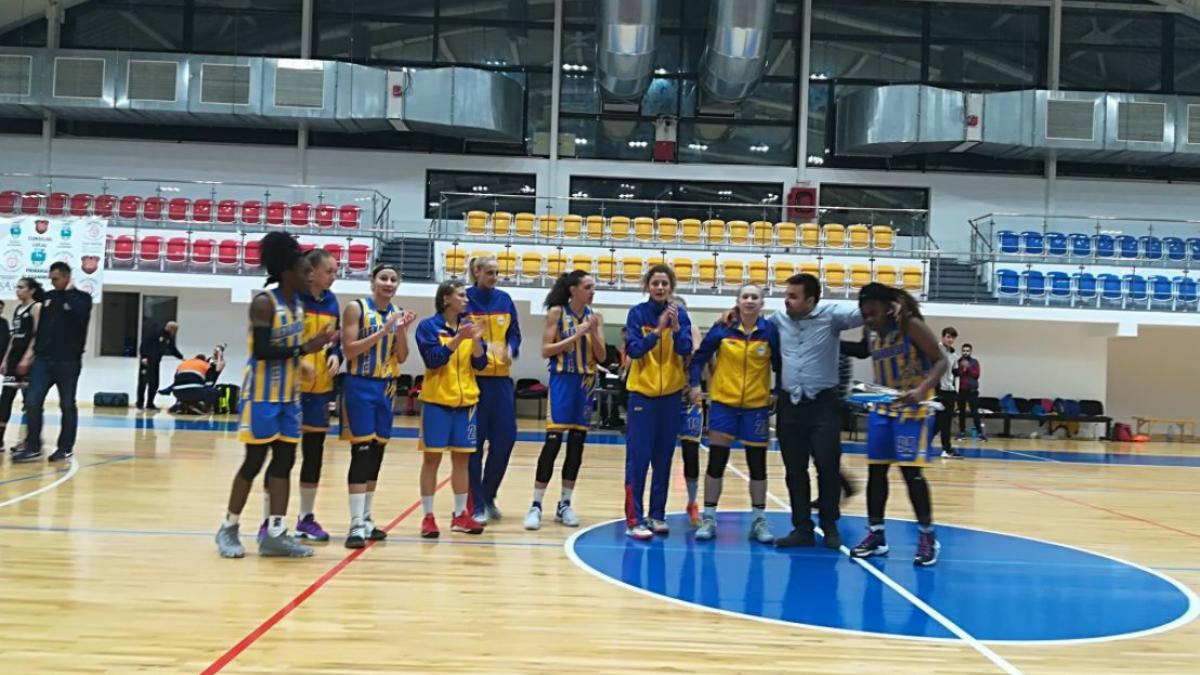 scandal la un meci de baschet feminin i au rupt dintii si arbitrii n au vazut nimic o sa i dam in