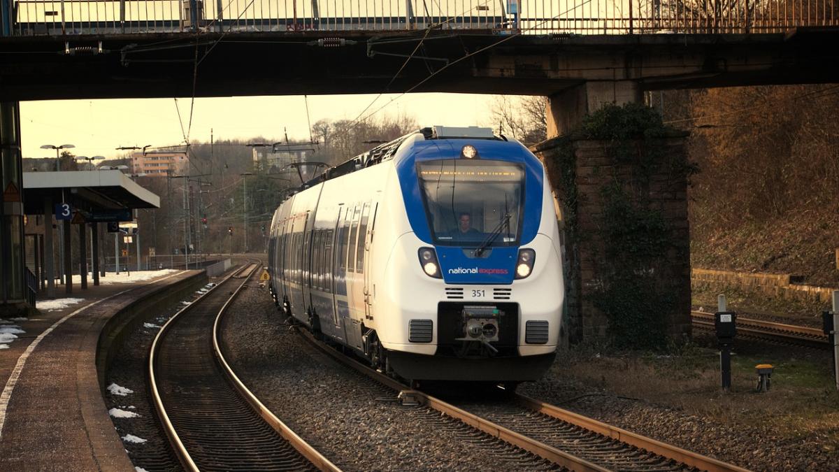 vesti bune pentru tinerii din romania vor putea calatori gratis cu trenul in toata europa