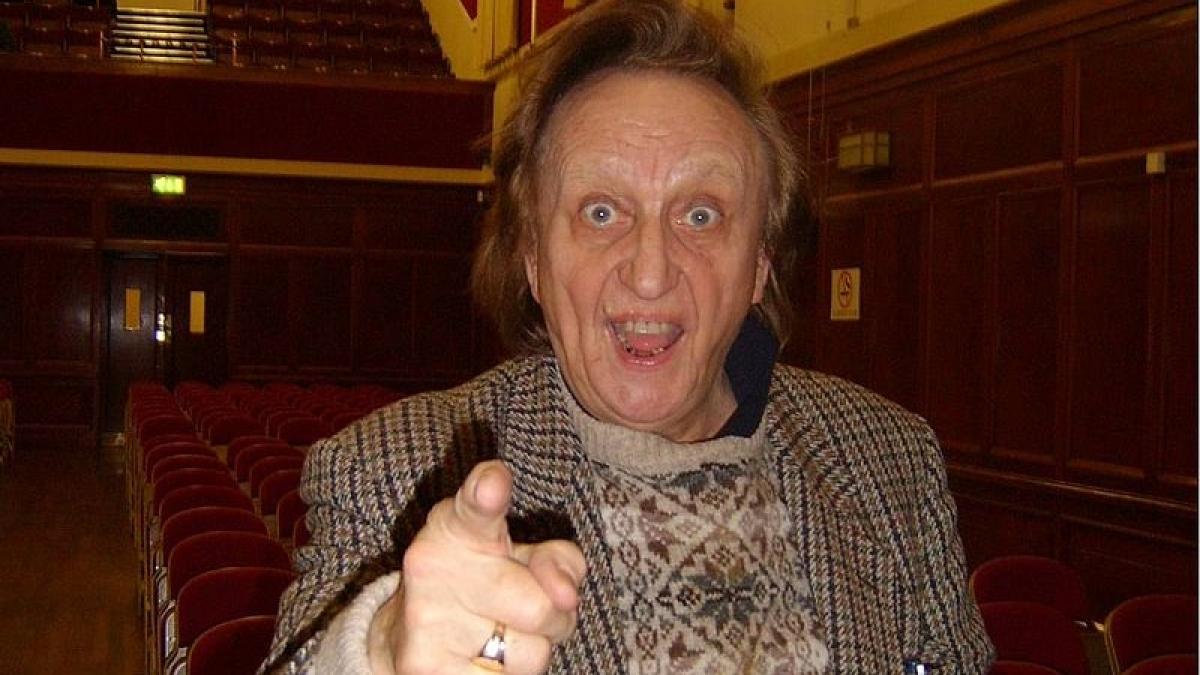 Actorul britanic Ken Dodd a decedat la 90 de ani, la două zile după ce se căsătorise