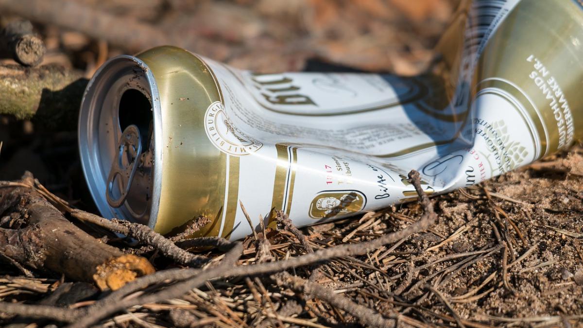 ce a gasit un barbat intr o doza de bere cand s a uitat mai bine la ea a luat o razna misca video