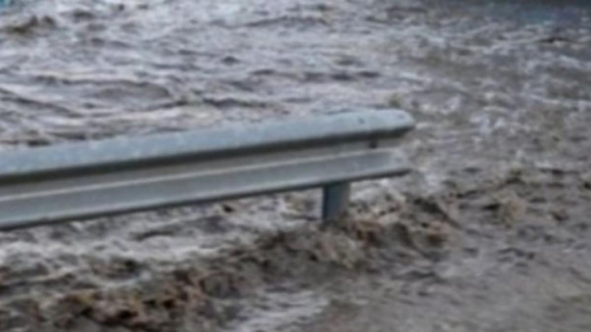 cod portocaliu de inundatii in mai multe judete pana marti seara