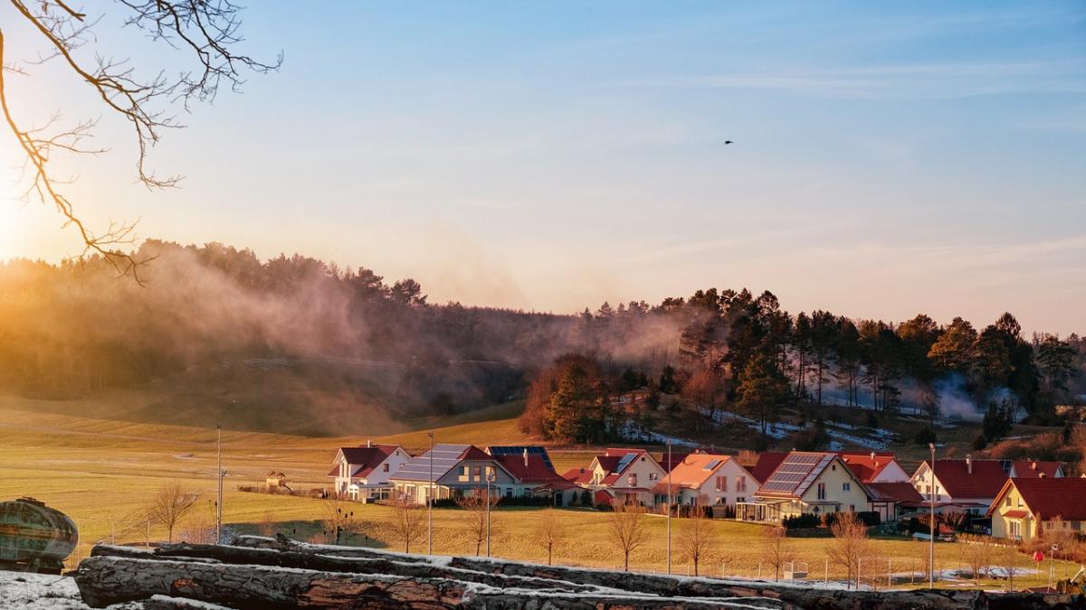 comuna din romania in care locuitorii au gaze canalizare pista de biciclete si internet gratuit