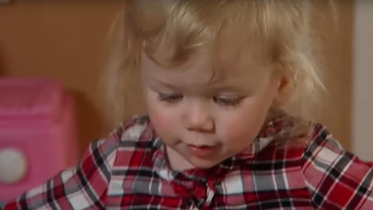 drama fetitei alergice la apa chiar si propriile lacrimi ii irita pielea video