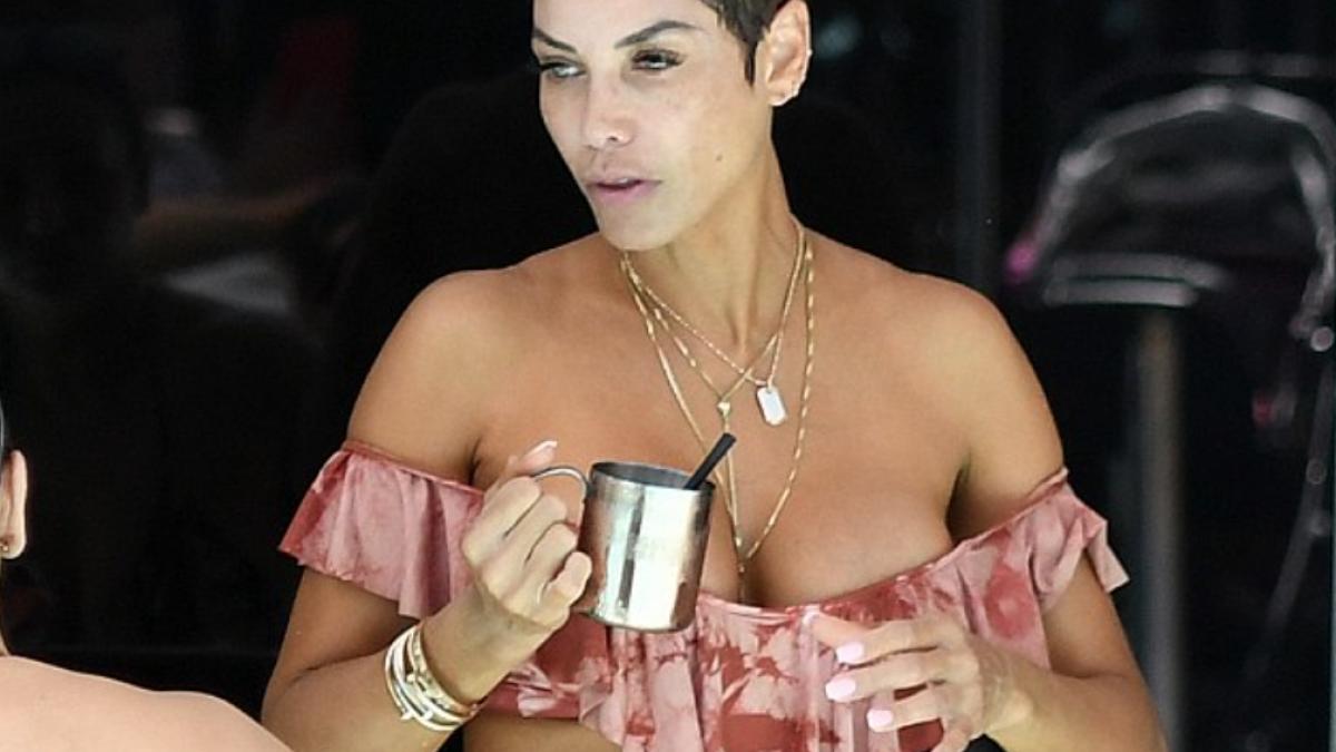 cati ani crezi ca are femeia asta n ai cum sa iti dai seama niciodata arata asa la piscina in