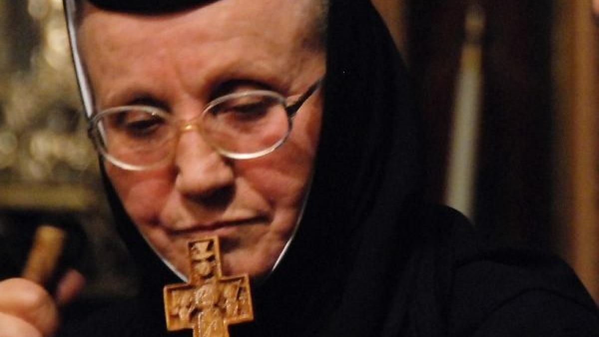 daca oamenii ne dezamagesc e mai bine sa traim singuri raspunsul uluitor oferit de maica siluana