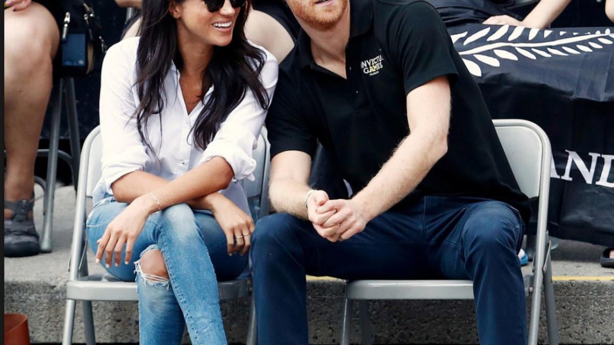 foto meghan markle la primul ei eveniment public alaturi de regina elisabeta cum s a imbracat