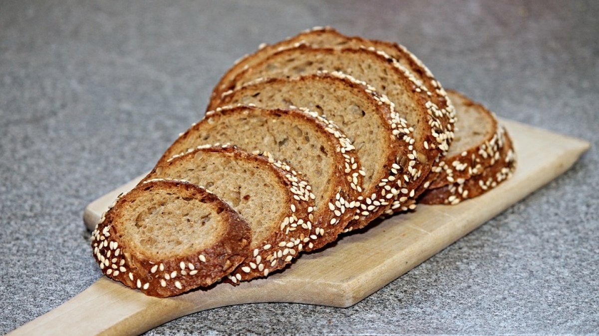 Pâinea integrală, mai periculoasă decât cea albă. Ce conține de fapt  produsul