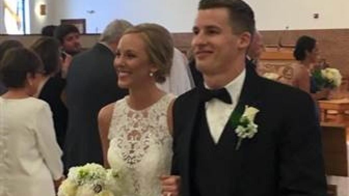 tocmai se casatorise cand mireasa a fugit de la nunta si si a aruncat buchetul in strada nuntasii s