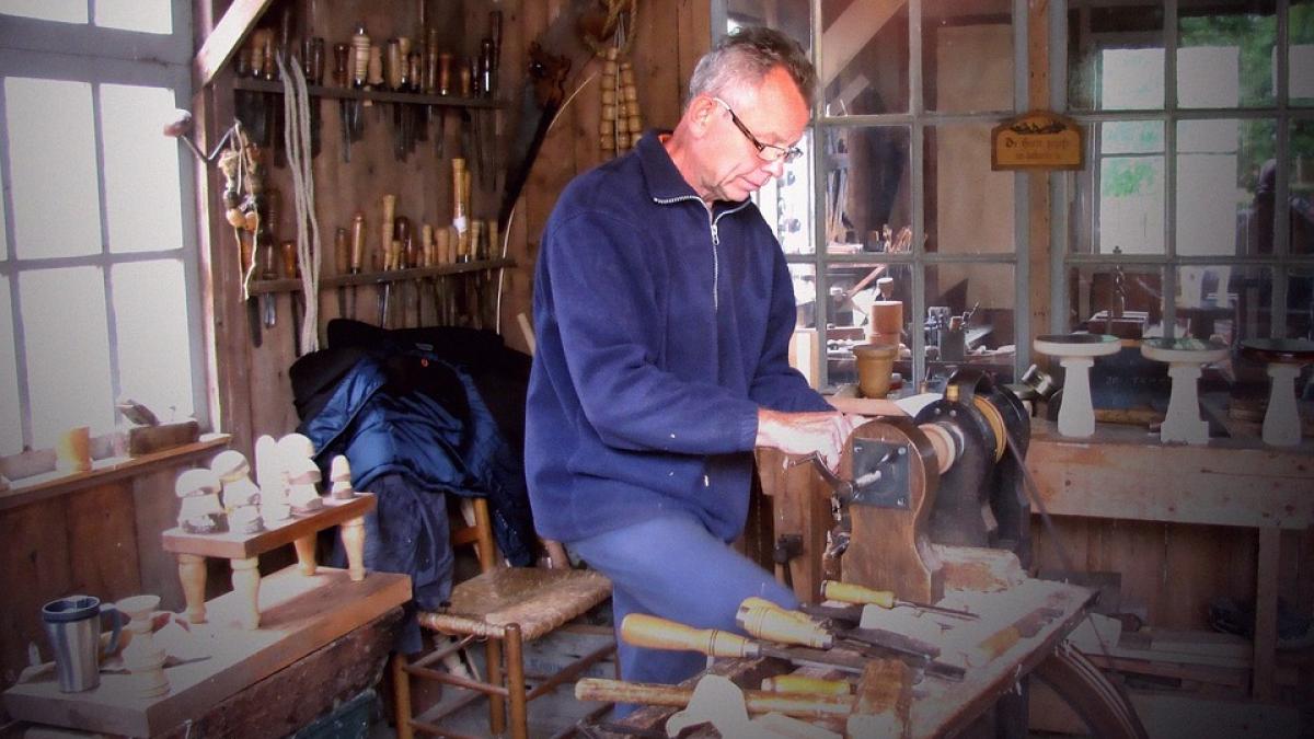 un batran tamplar se afla in pragul pensionarii la el vine patronul pentru a l ruga sa construiasca