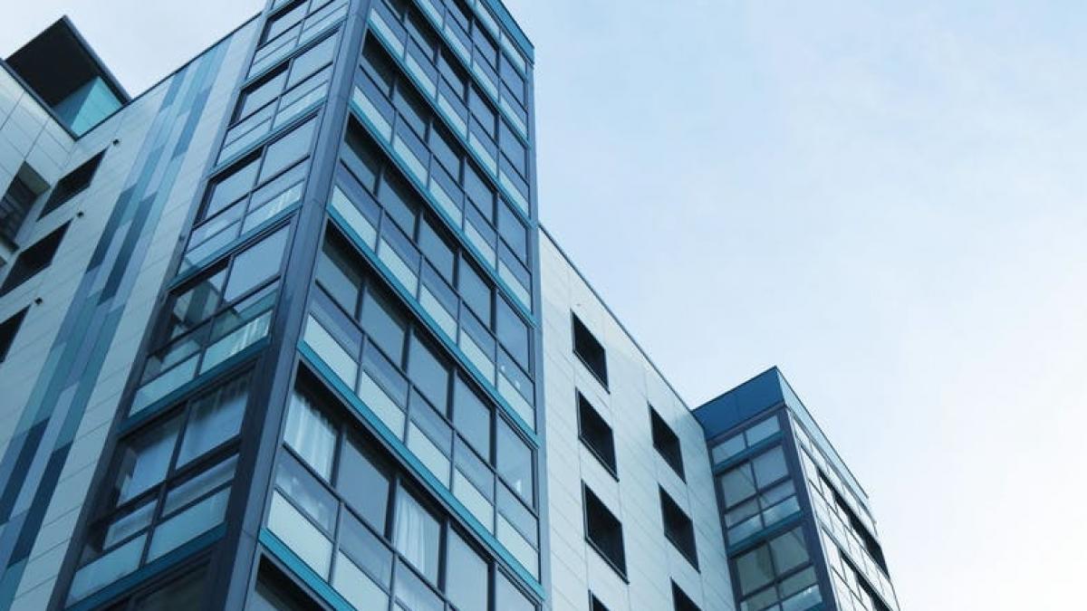 un tanar din galati gasit mort pe trotuarul din spatele blocului sau incidentul ar putea fi o crima