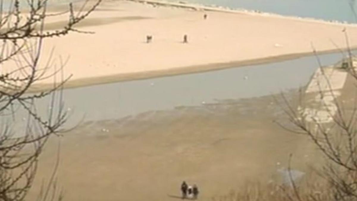 o plaja de pe litoralul romanesc s a transformat intr o mare balta video