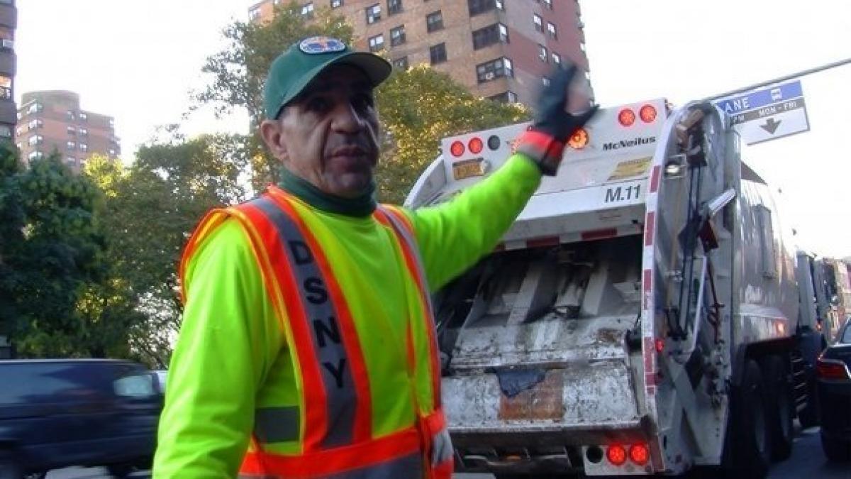 a fost gunoier timp de 30 de ani si a strans in fiecare zi lucruri pe care altii le aruncau acum s