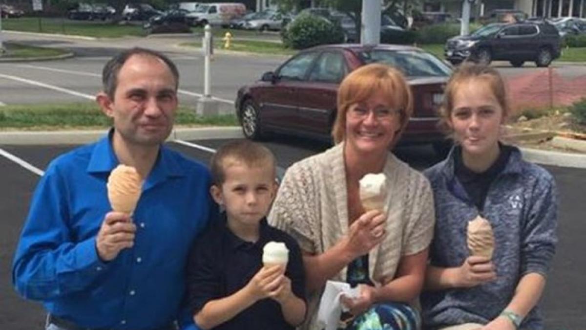 a fotografiat o familie straina pe strada le a dat poza pe mail dar a primit un mesaj dureros parca